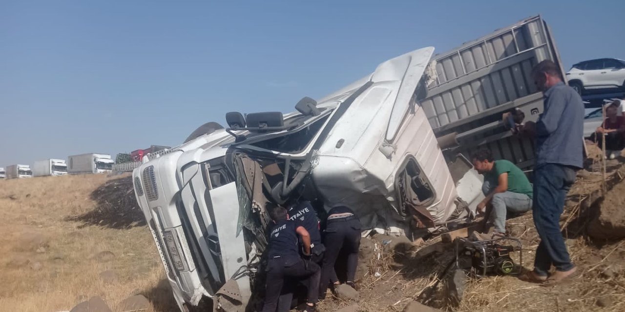 Şırnak'ta Tır Şarampole Devrildi: Sürücü Hastaneye Kaldırıldı