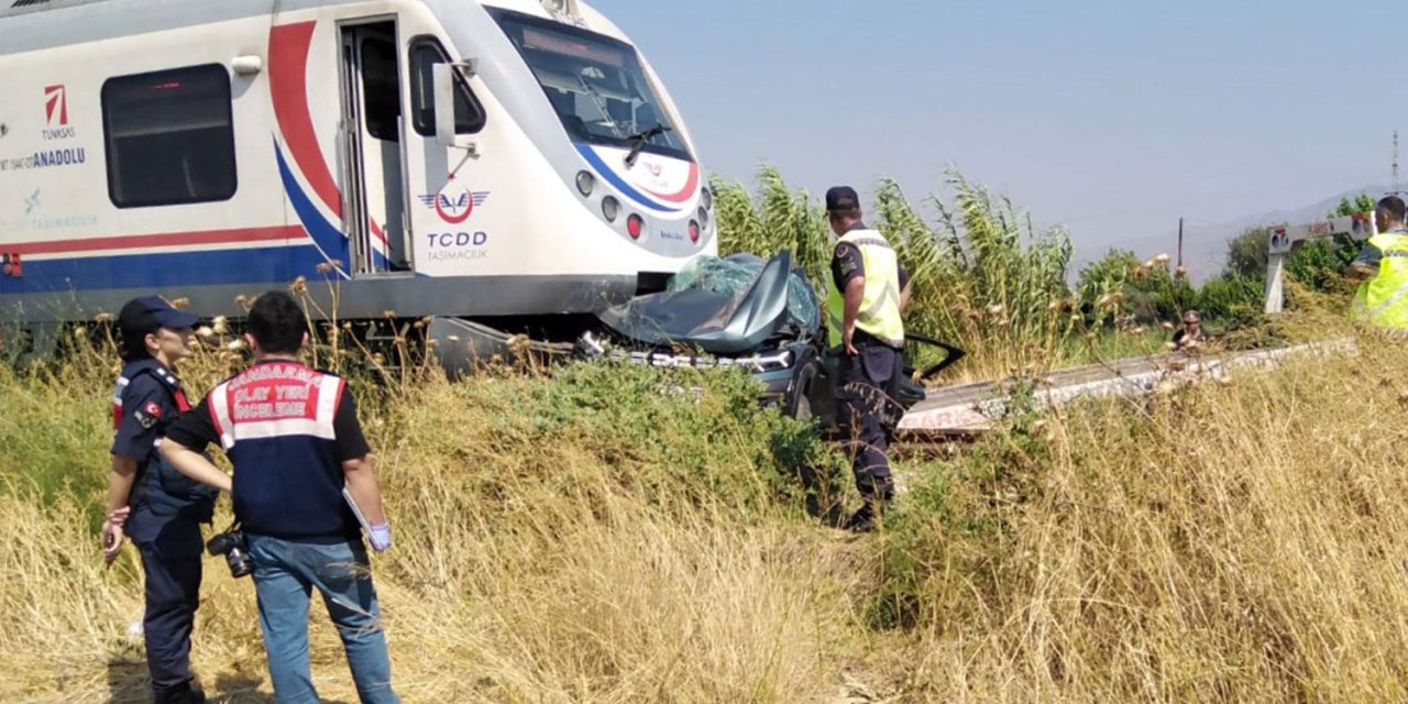 Acı Olay: Tren, aracı biçti: 3 kişi feci şekilde hayatını kaybetti