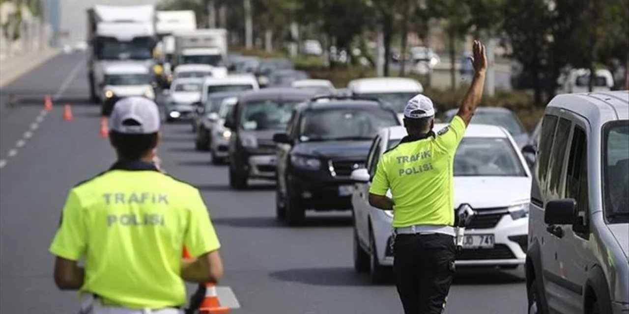 2025 trafik cezaları belli oldu: Kırmızı ışıkta geçen ve telefonla konuşan yandı