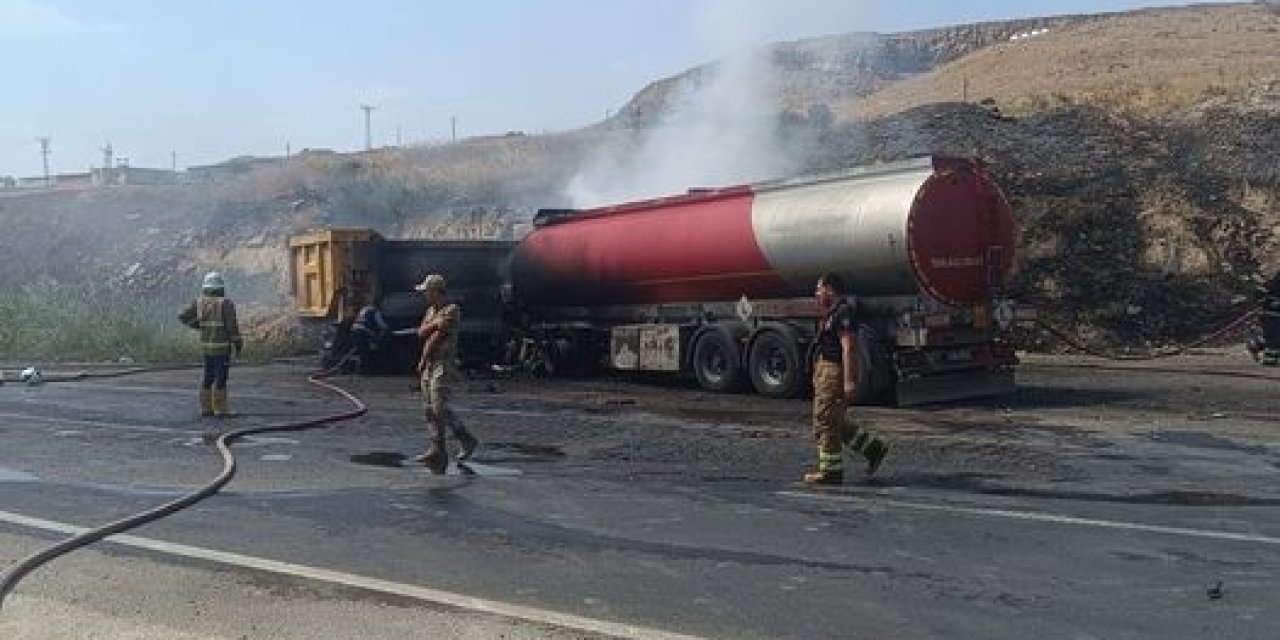 Cizre’deki Tanker ve Kamyon Kazasında:1 Ölü (KAZA ANI GÜVENLİK KAMERASINDA)