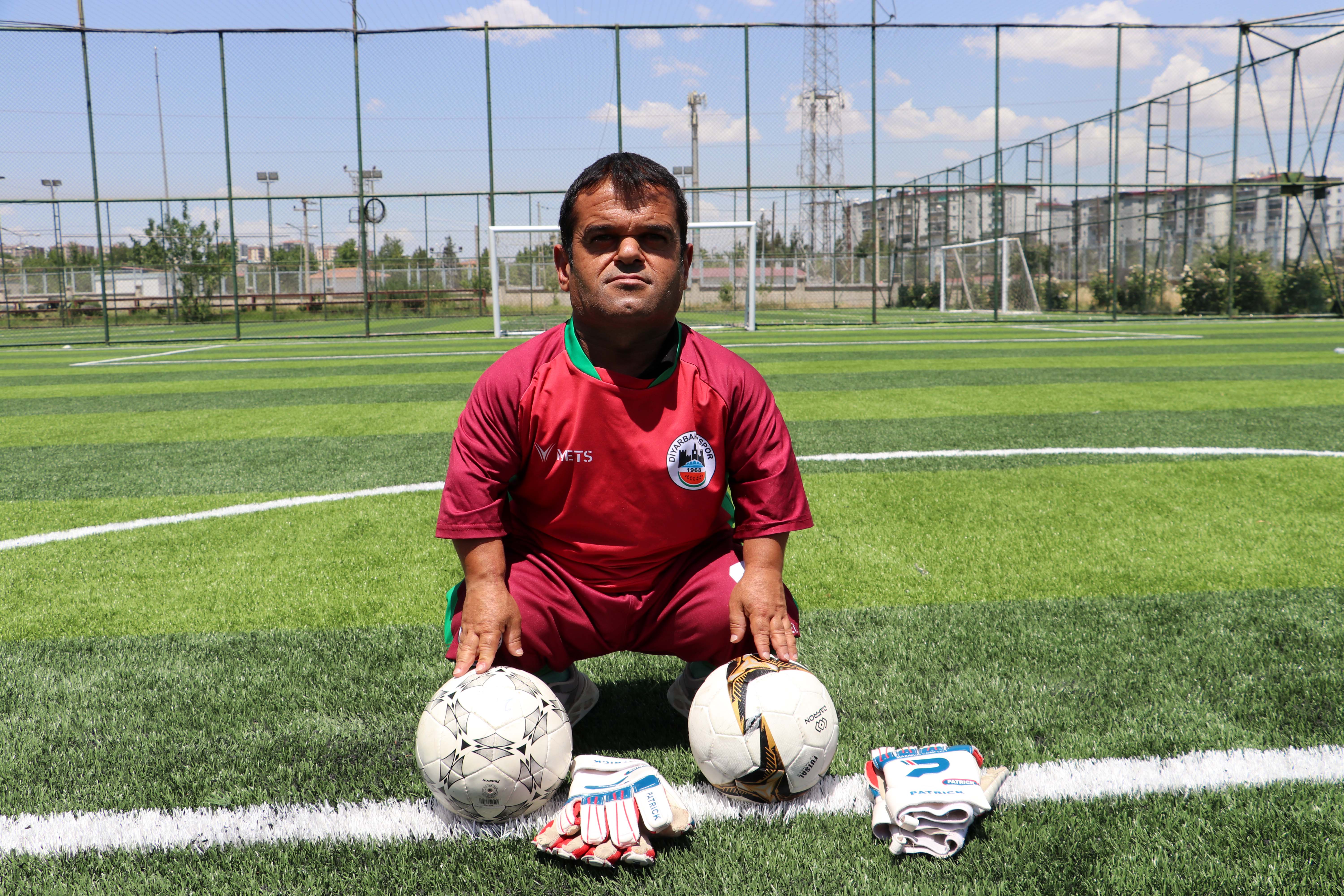 Diyarbakırlı engelli sporcu İsmail Kele, kalecilik hayaline kavuştu: