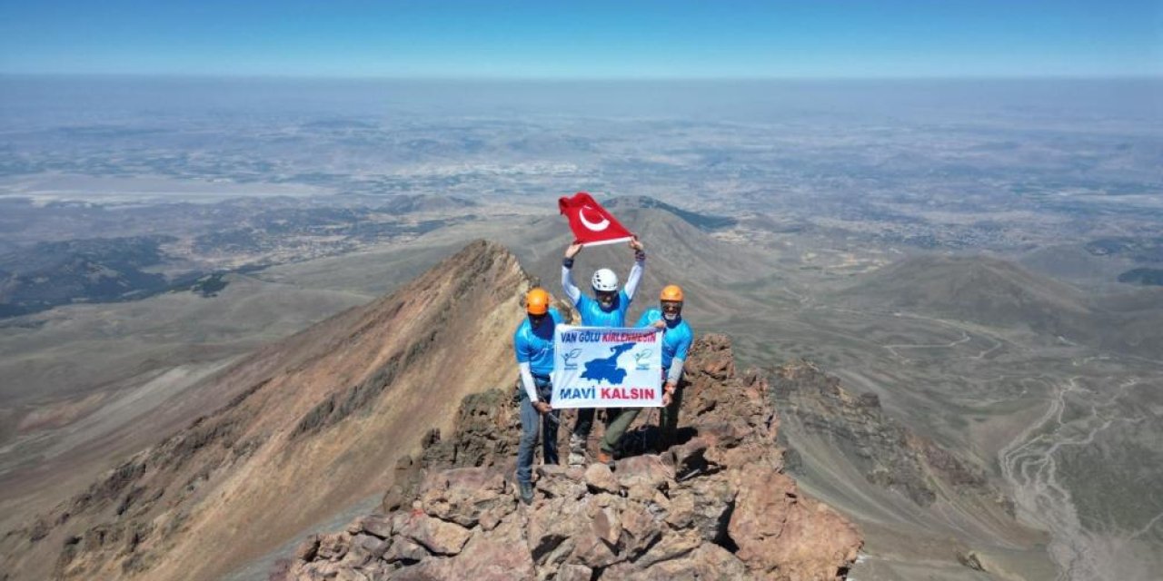 Dikkatleri Van Gölüne çekmek için Erciyes Dağı'na tırmandılar