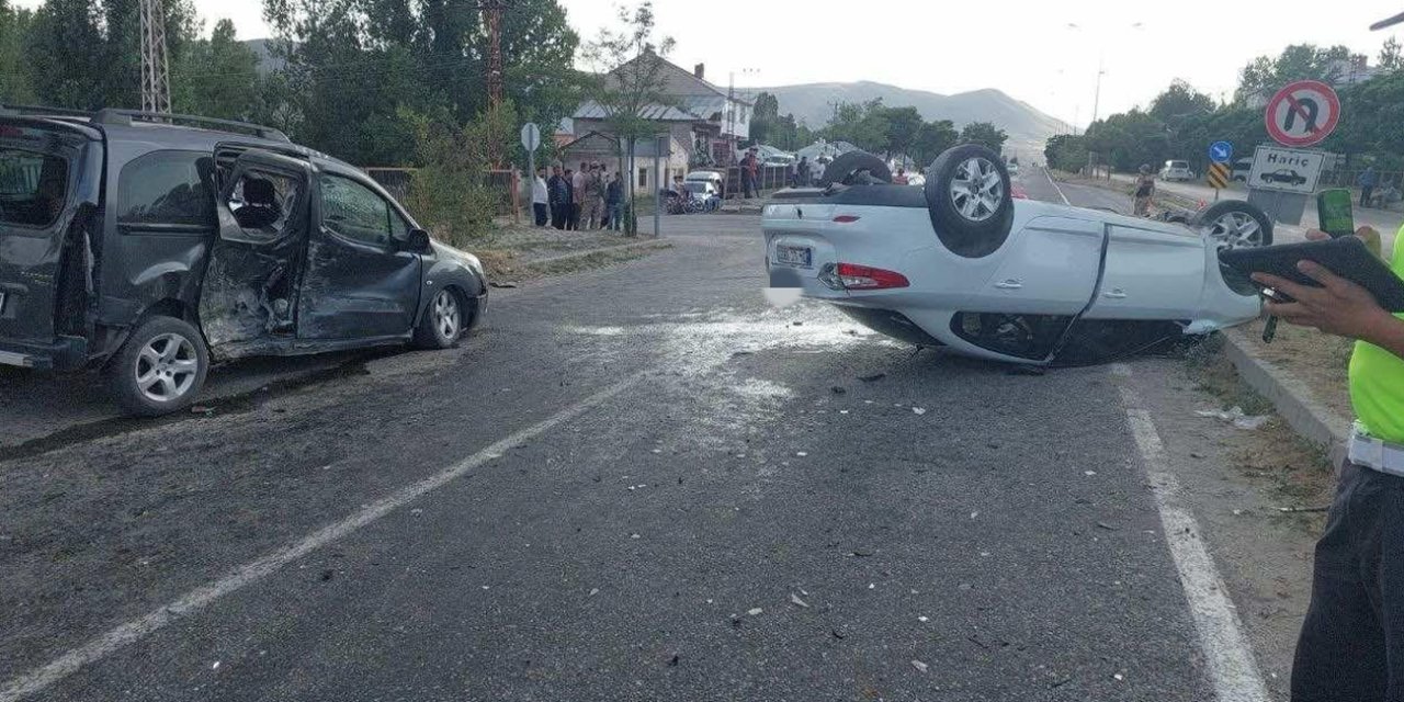 Van’da iki otomobil çarpıştı, 7 yaralı