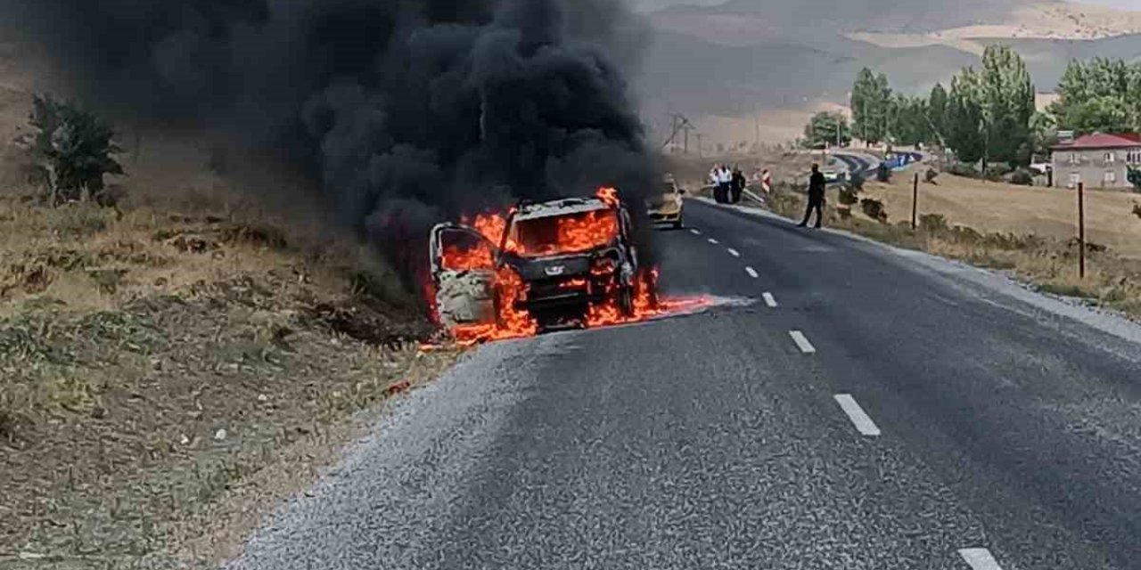 Seyir halindeki araç alev alev yandı, sürücü ölümden döndü