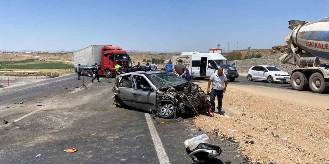 Diyarbakır’da İki Tır İle Otomobil Çarpıştı: 1 Ölü, 4 Yaralı