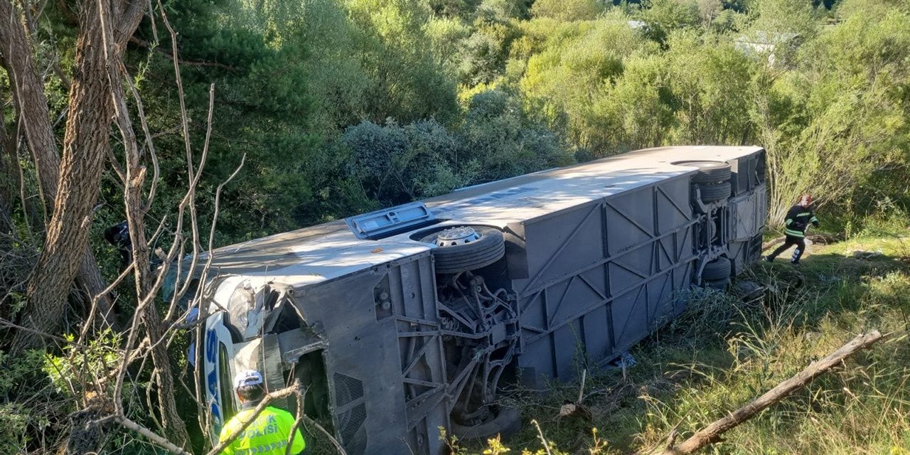 Yolcu otobüsü devrildi, 1 kişi hayatını kaybetti, 41 yaralı