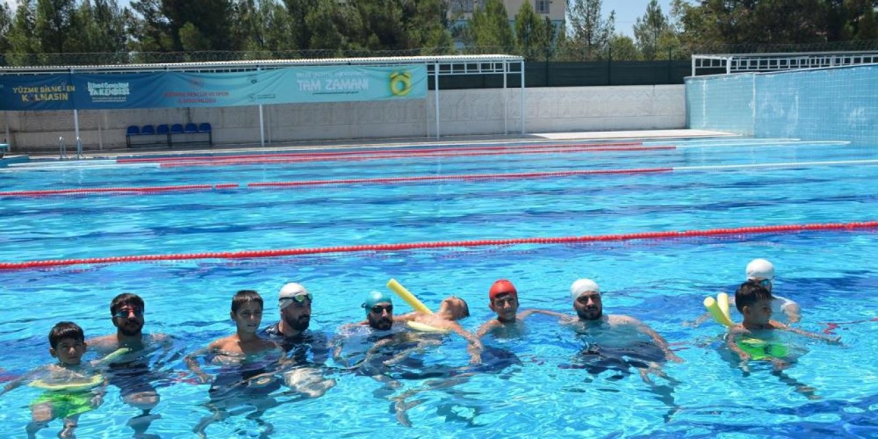 Batman'da olimpik yüzme havuzunda özel çocuklara yüzme eğitimi