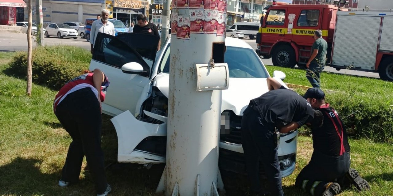 Kızıltepe'de  otomobilin hakimiyetini kaybeden sürücü yaralandı