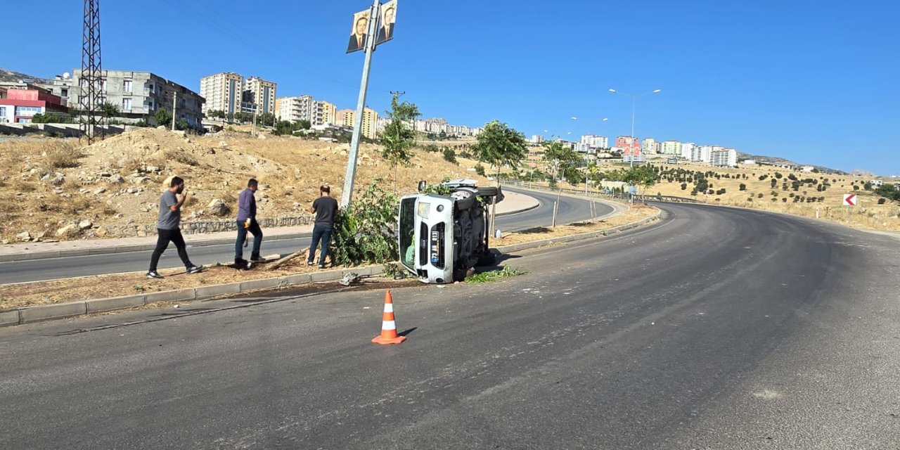 Şırnak’ta Virajı Alamayan Hafif Ticari Araç Devrildi