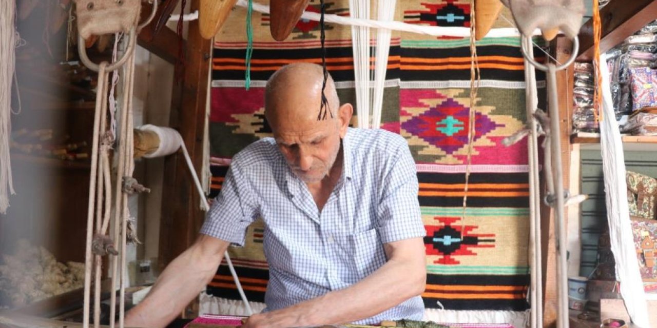 82 yaşındaki kilim ustası, ilerlemiş yaşına rağmen mesleğini aşkla yapmaya devam ediyor