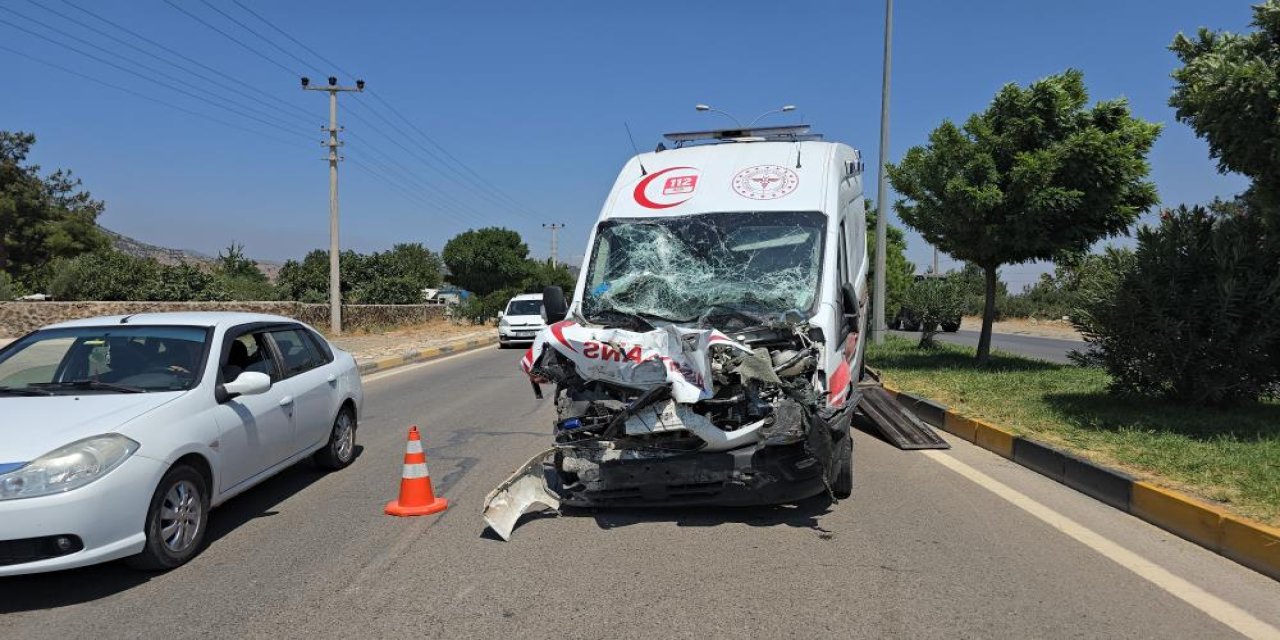 Vakadan dönen ambulans tankere çarptı: 3 sağlıkçı yaralı