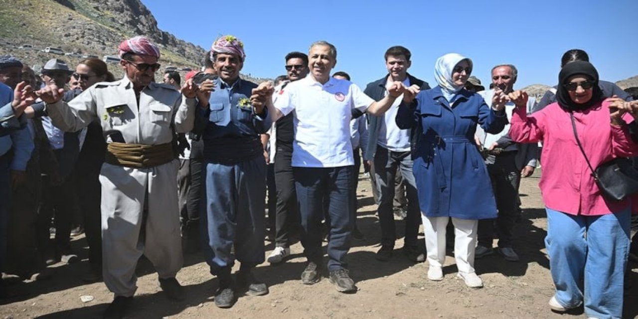 Hakkari'de festivalde halay çeken Bakan Yerlikaya, kardeşlik mesajı verdi