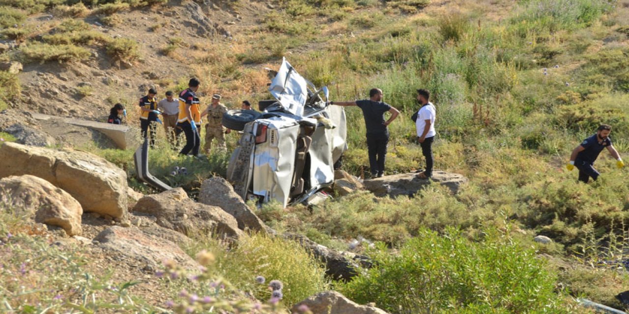 Hakkari'de şarampole devrilen otomobildeki 1 kişi öldü, 3 yaralı