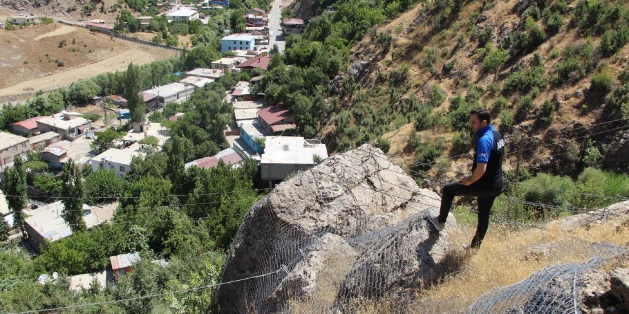 Şırnak'ta dev kayalar halatla bağlandı