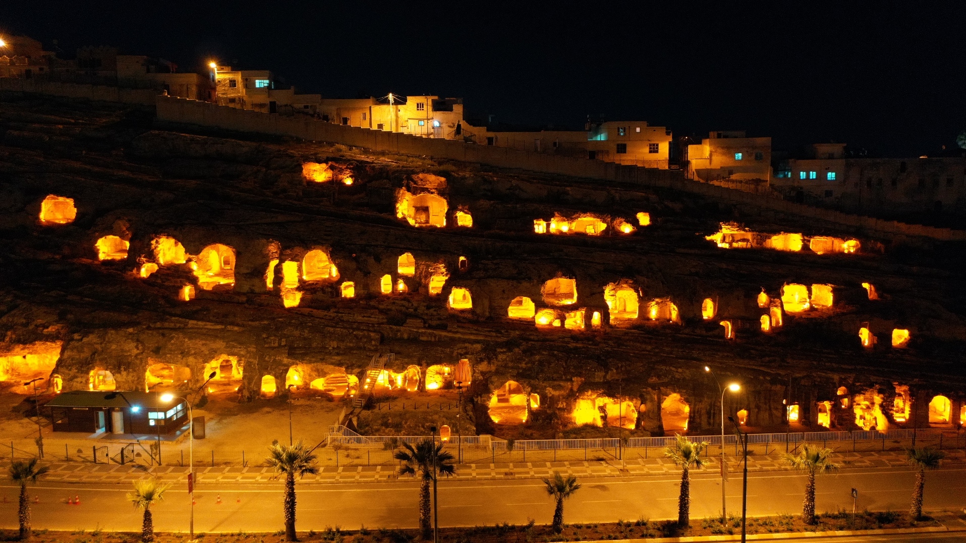 Şanlıurfa'daki turistik mekanlar özel ışıklandırmayla gece de görenleri cezbediyor