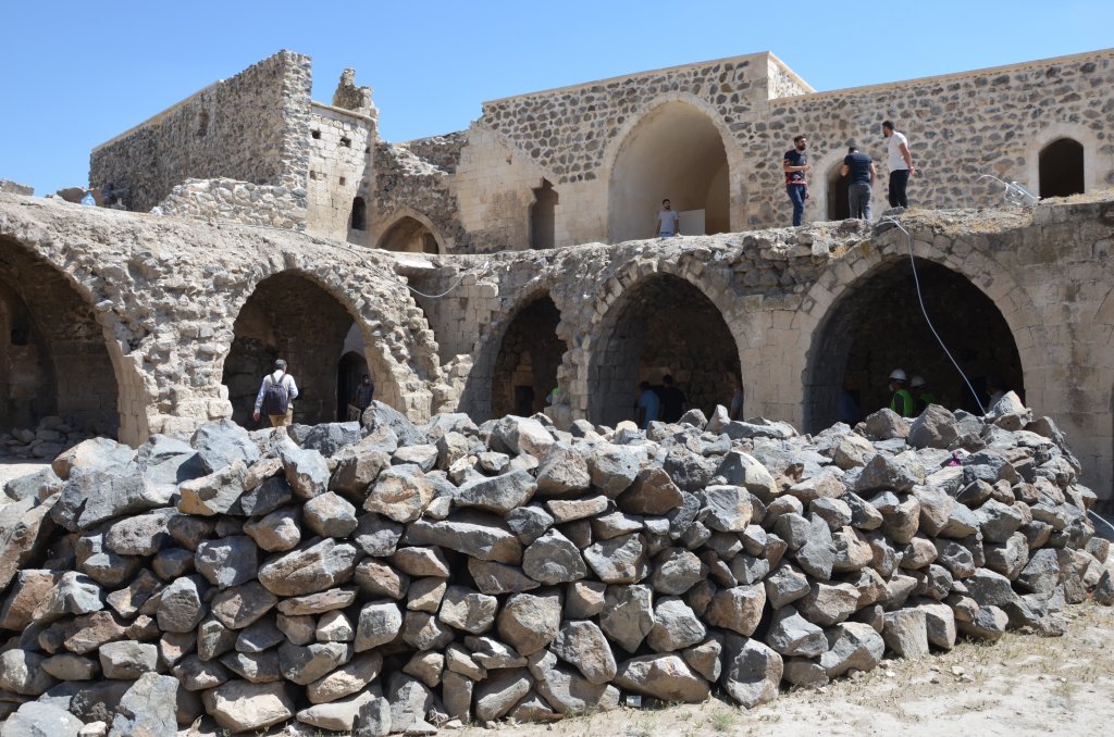 Batman'daki Mor Kuryakos Manastırı'nın turizme kazandırılması için restorasyon sürüyor