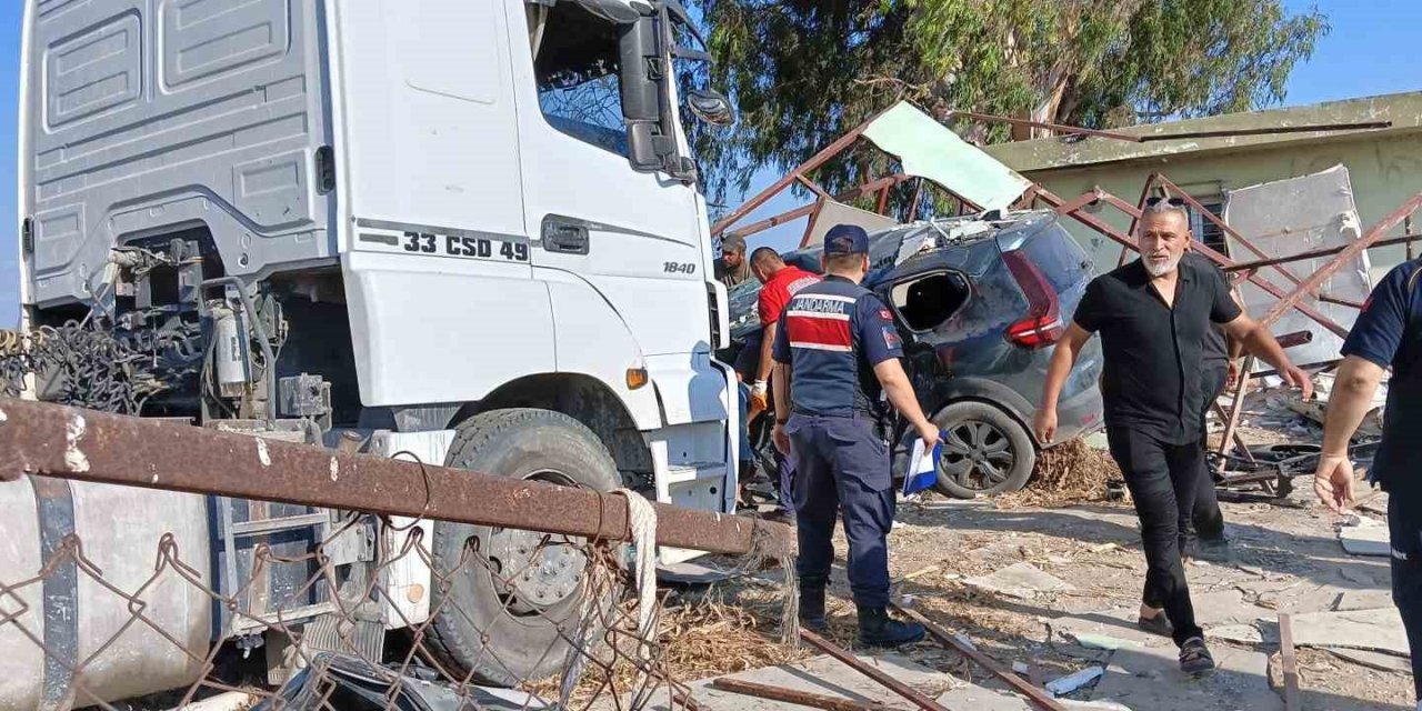 Tır ve otomobil kafa kafaya çarpıştı, 1 ölü, 6 yaralı