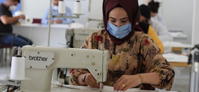 SİLOPİ'DE GENÇLİK MERKEZİNDE GÜNLÜK 10 BİN MASKE ÜRETİLİYOR