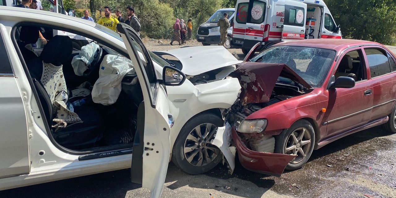 Hakkari'de iki otomobil kafa kafaya çarpıştı, 8 yaralı