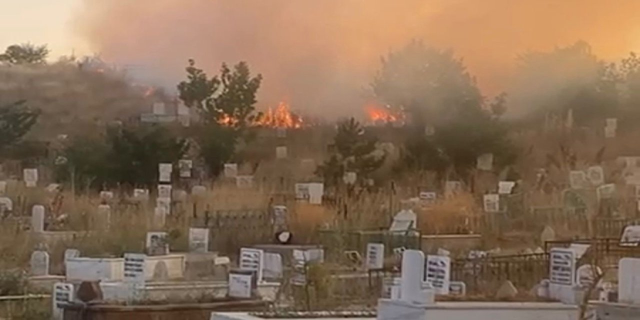 Hakkari'de mezarlıkta çıkan yangın saatlerce sürdü