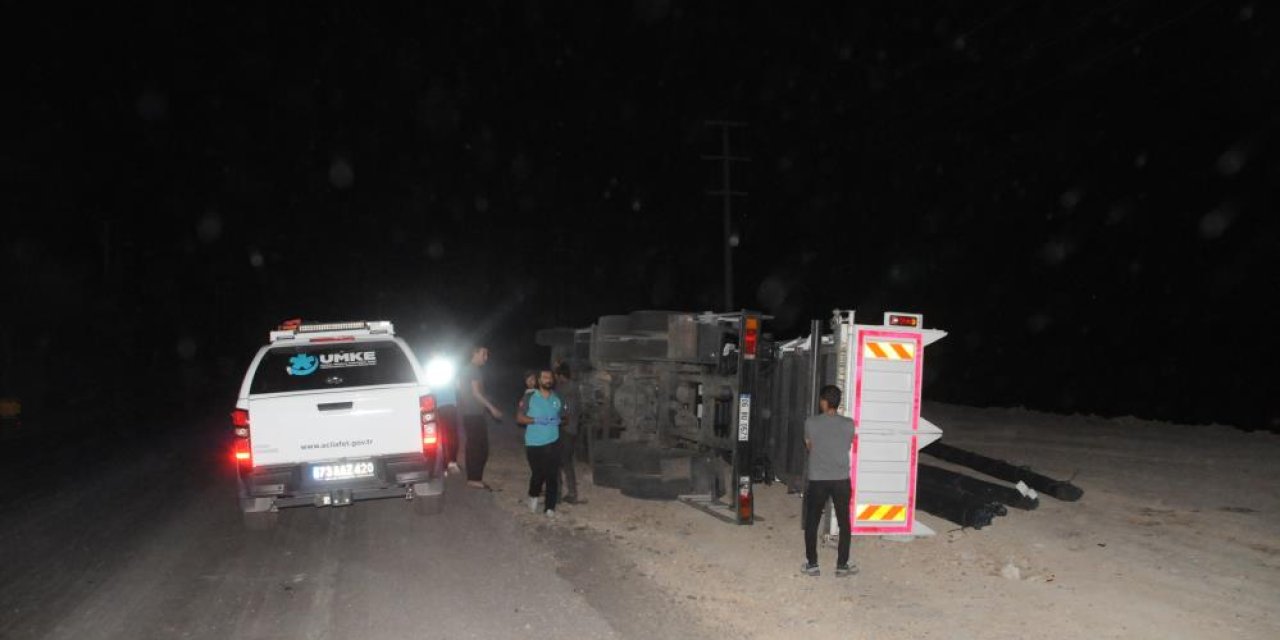 Şırnak’ta demir yüklü aracın devrilmesi sonucu şoför yaralandı