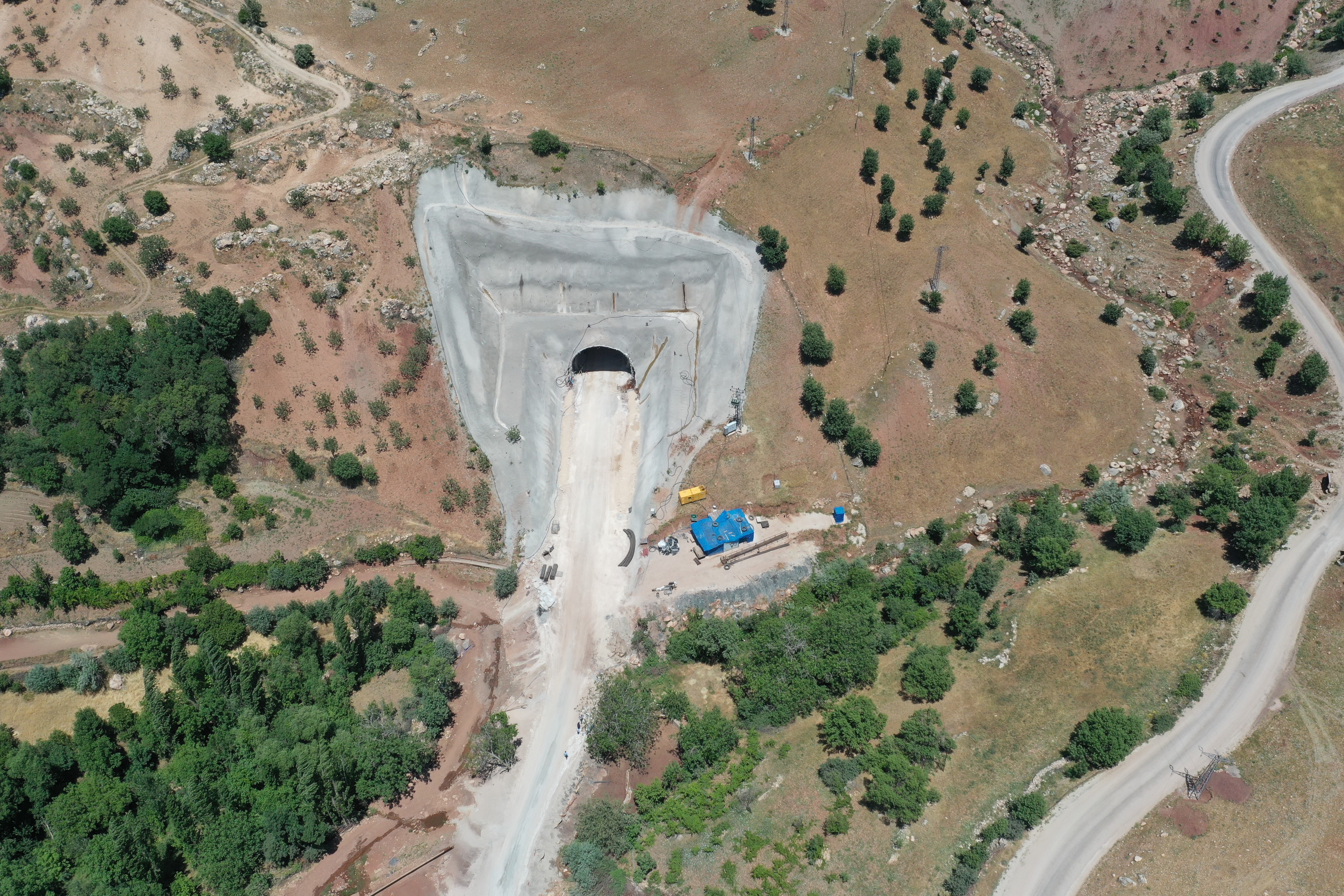 Huzurun tesis edildiği Siirt ve Şırnak'ta dağlarda açılan tünellerle ulaşım kolaylaşacak
