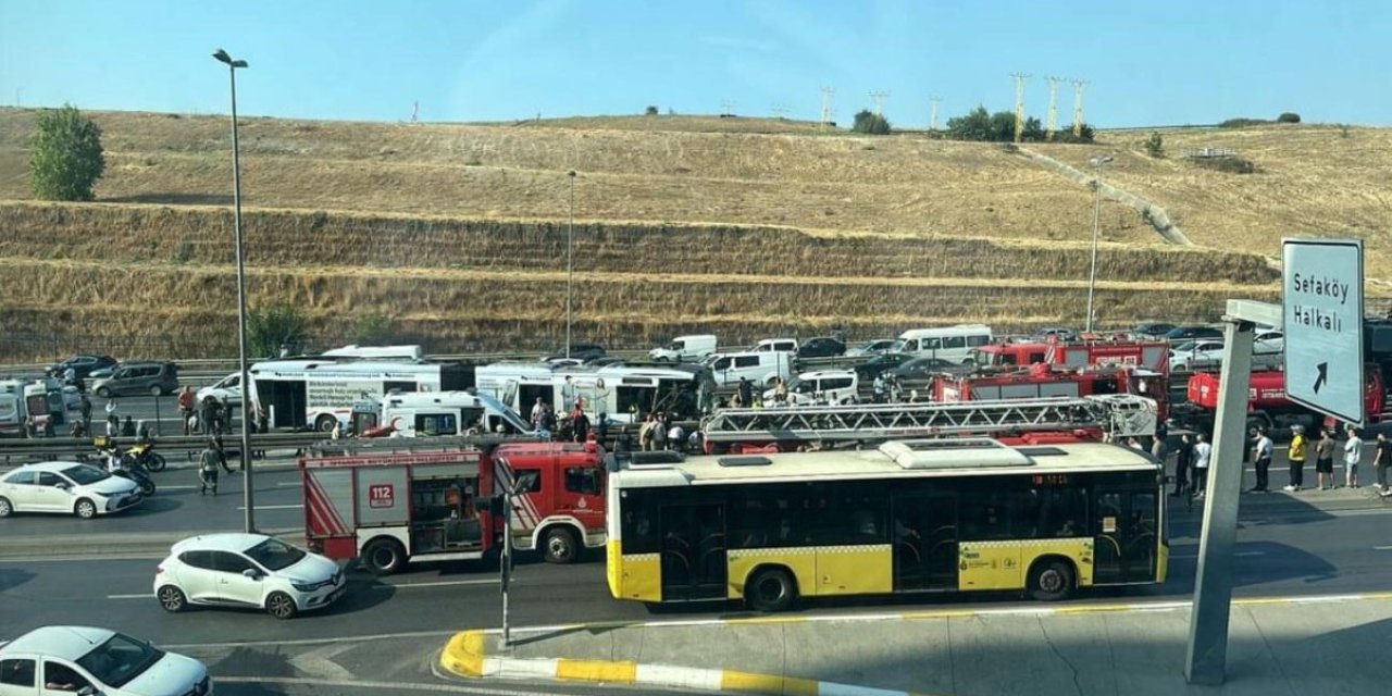 Küçükçekmece’de Metrobüs Bariyerlere Çarptı, 2 Kişi Metrobüs Altında Kaldı