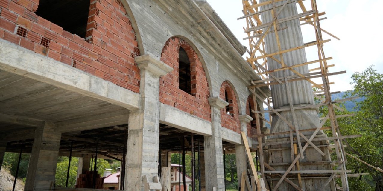 Camii inşaatı bitmeyince kilisede namaz kılmaya başladılar