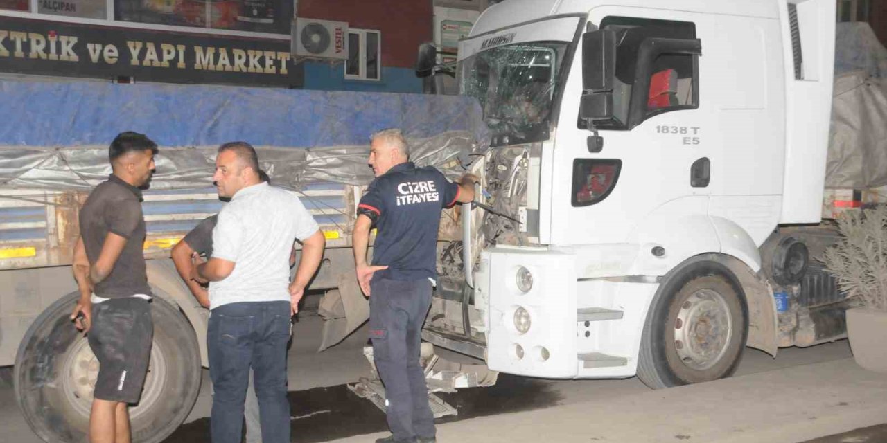 Cizre'de Freni Boşalan Tır Taksiye ve Başka Tıra Çarparak Durdu... Feci Kaza Kamerada