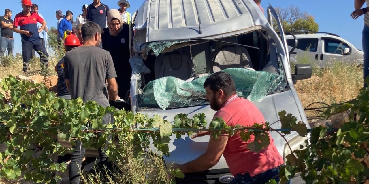 Kamyonet, beton direk yüklü vinçe çarptı: 1 ölü