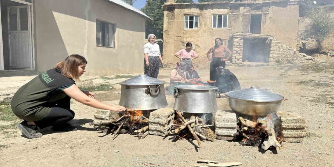 Hakkarili kadınlar kış hazırlığı için yoğun emek harcıyor