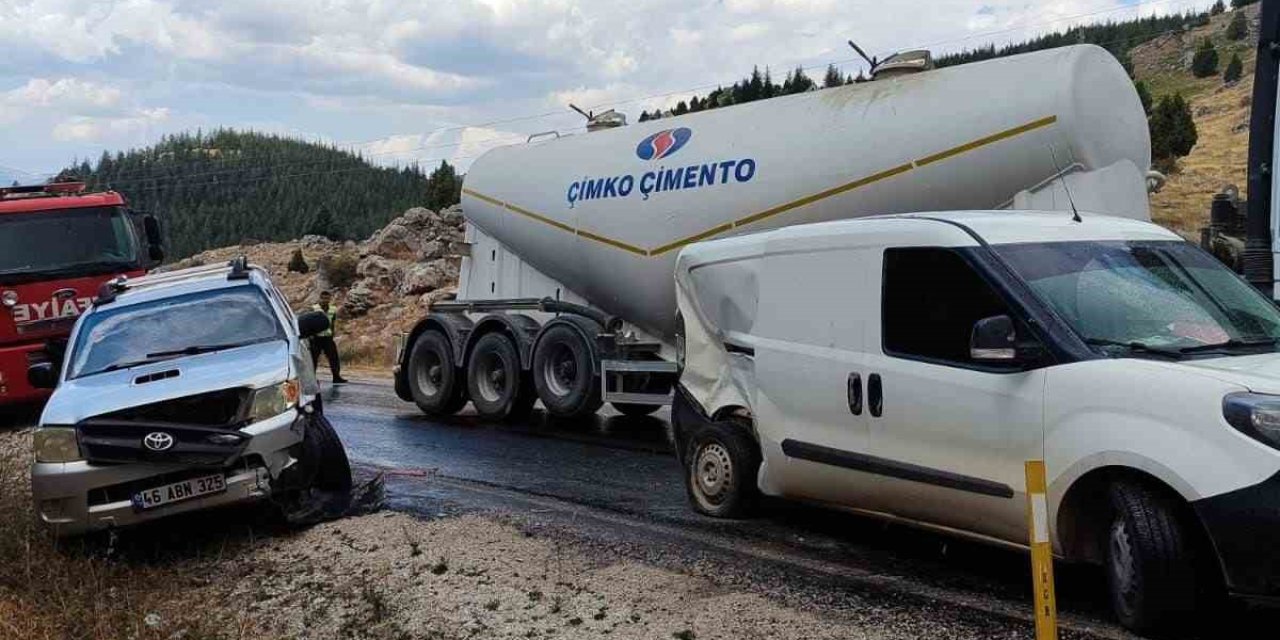 Üç aracın karıştığı zincirleme kazada 2 asker hayatını kaybetti