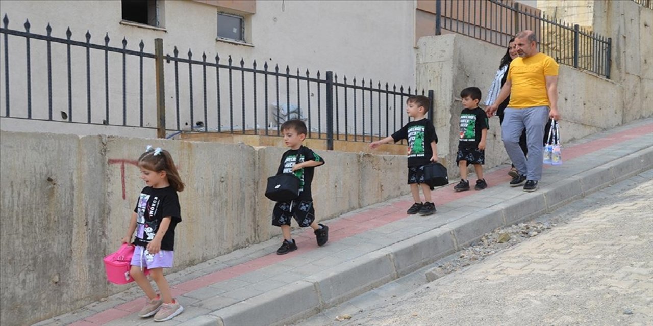 Hakkari'de 6 yıl evlat hasreti çekerken dördüzleri oldu! Şimdi de okula başladılar