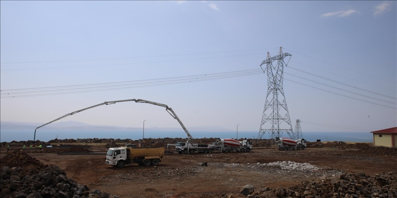 Van’ın ilçesinde 800 kişiye istihdam sağlayacak fabrikanın temeli atıldı