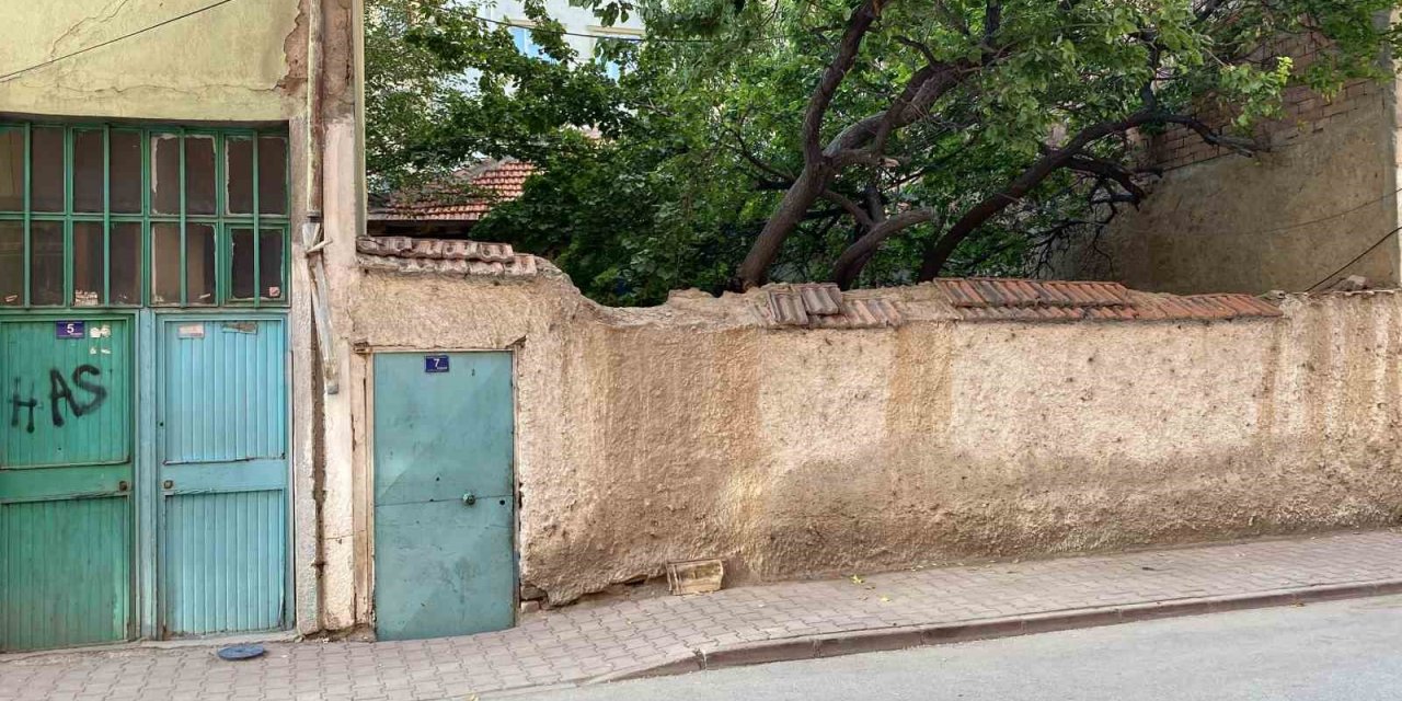 Bir evin bahçesinde gömülü kadın cenazesi bulundu