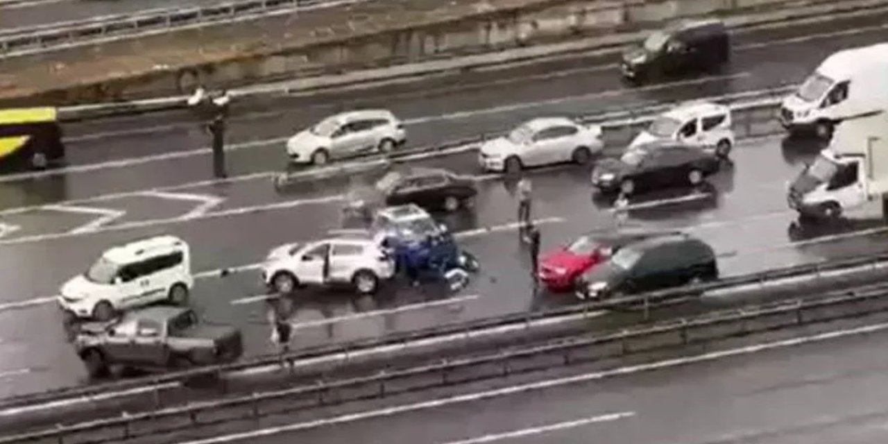 6 aracın karıştığı zincirleme trafik kazasında 2 kişi hayatını kaybetti, 4 kişi yaralandı