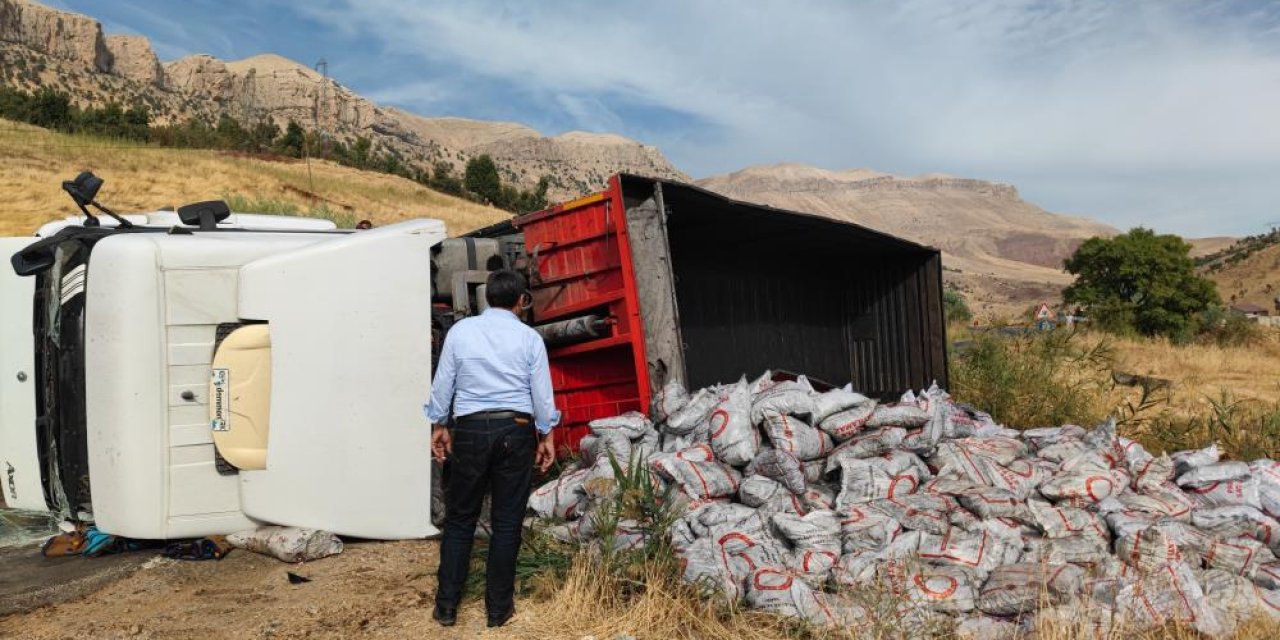 Şırnak-Siirt karayolunda kömür yüklü tır devrildi, sürücü yaralandı