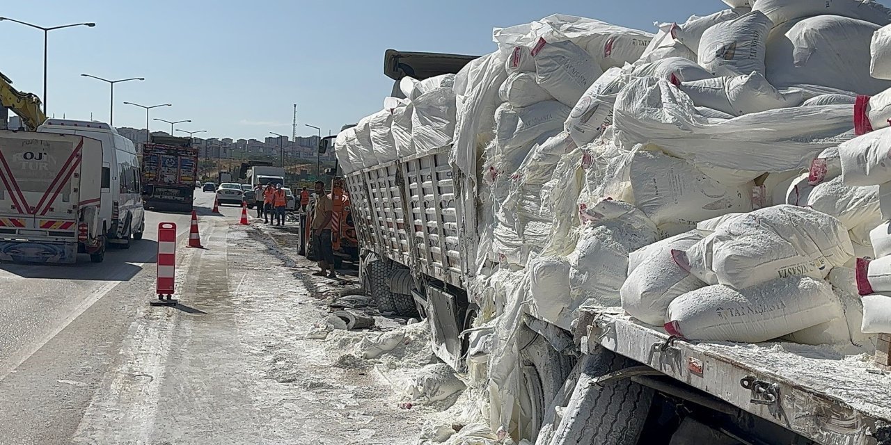 Kontrolden çıkan tır, kireç yüklü tıra çarptı: 1 yaralı