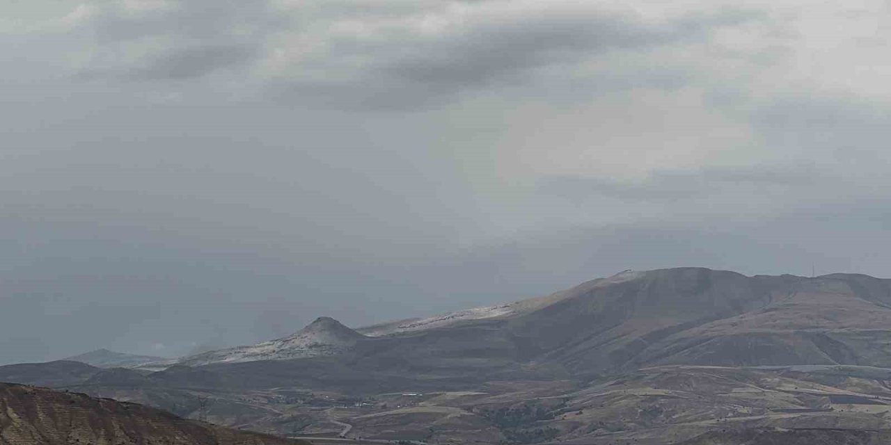 Bitlis’te mevsimi gelmeden kar yağdı