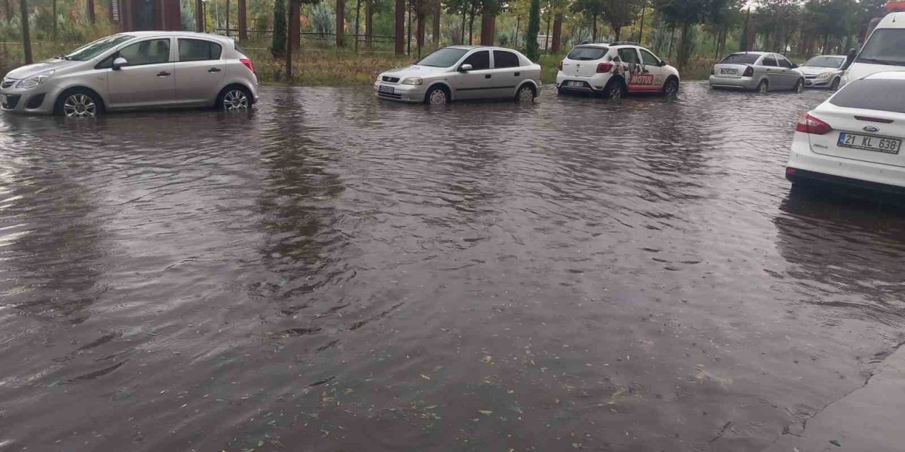 Diyarbakır’da Fırtına Ve Sağanak Yağış Hayatı Olumsuz Etkiledi