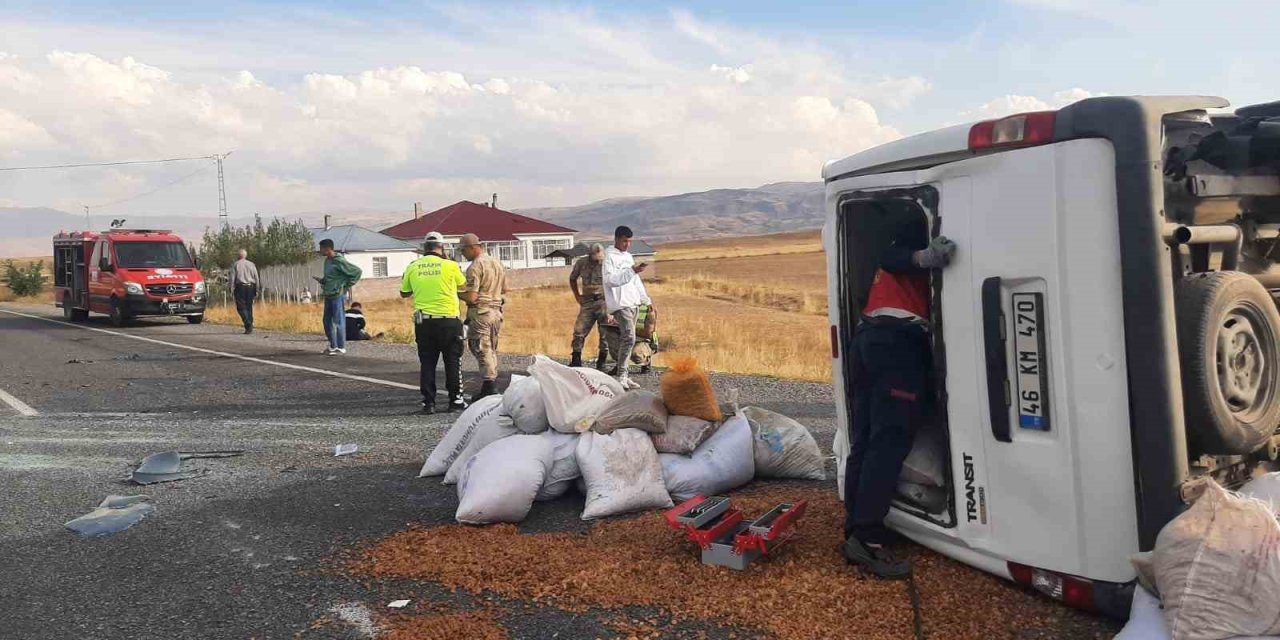 Van’da minibüs takla attı: 2 yaralı