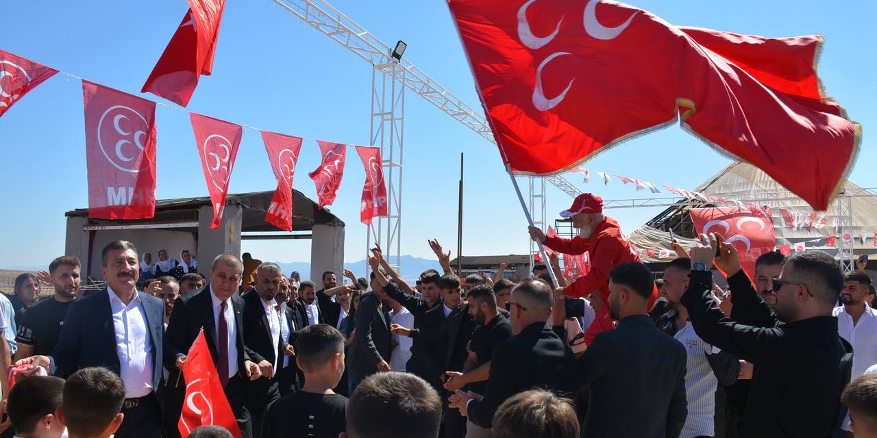 Şırnak'ta istifa eden belediye başkanı halaylı kutlamalarla MHP'ye geçti