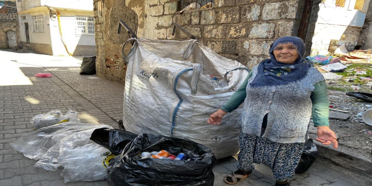 Diyarbakır'da 65 yaşındaki kadın, 20 yıldır çöp toplayarak geçimini sağlıyor