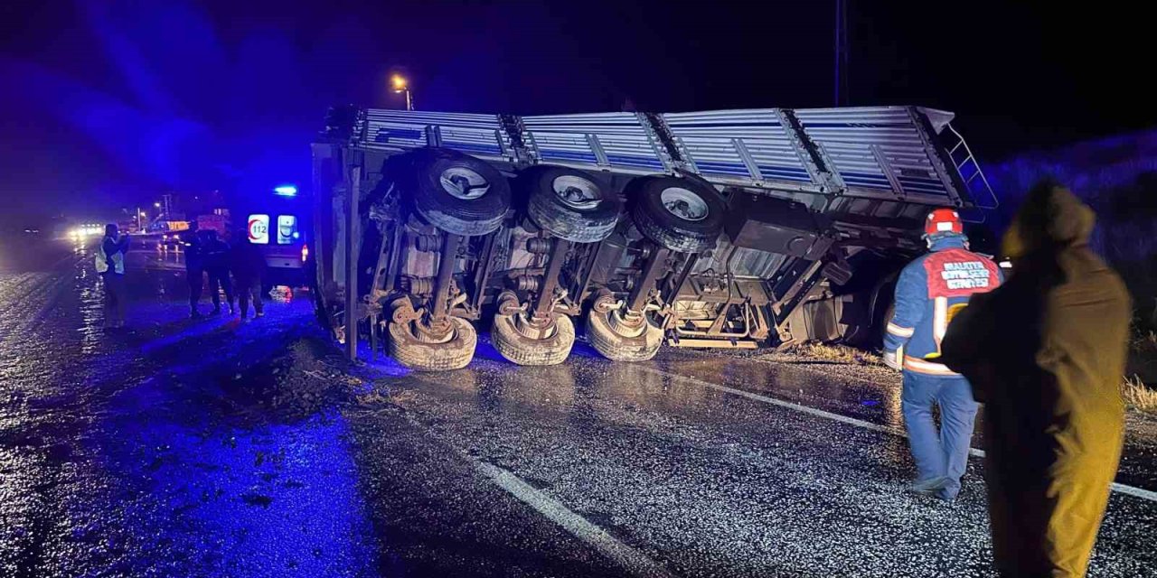 Devrilen maden yüklü tırda 1 kişi yaralandı