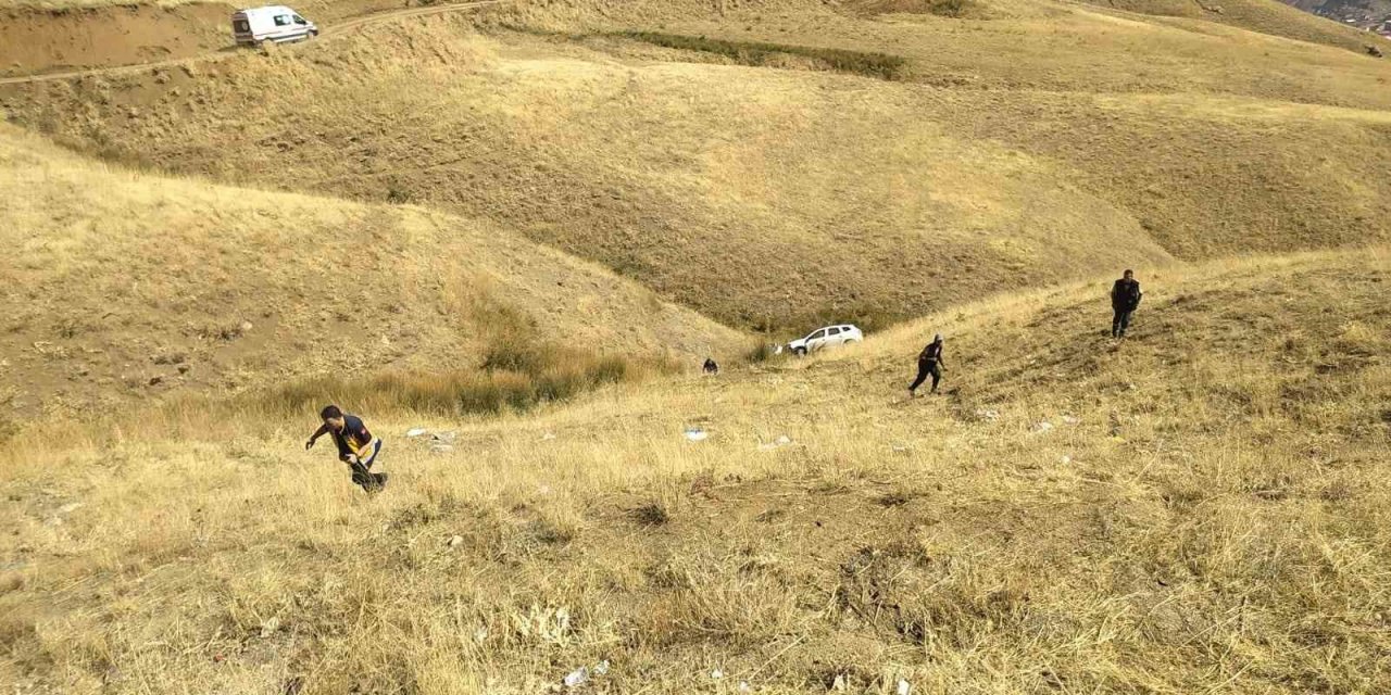 Hakkari'de şarampole devrilen araçta 1 kişi yaralandı