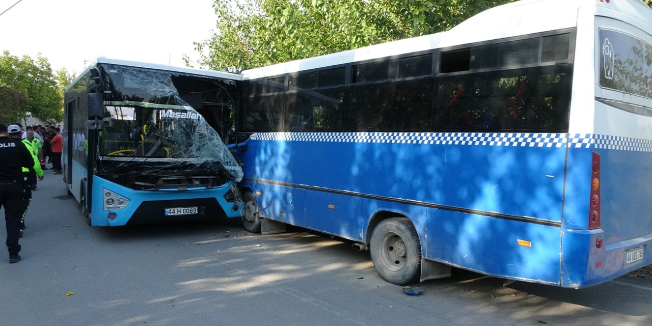 Belediye otobüsü ile öğrenci servisi çarpıştı: 25 yaralı