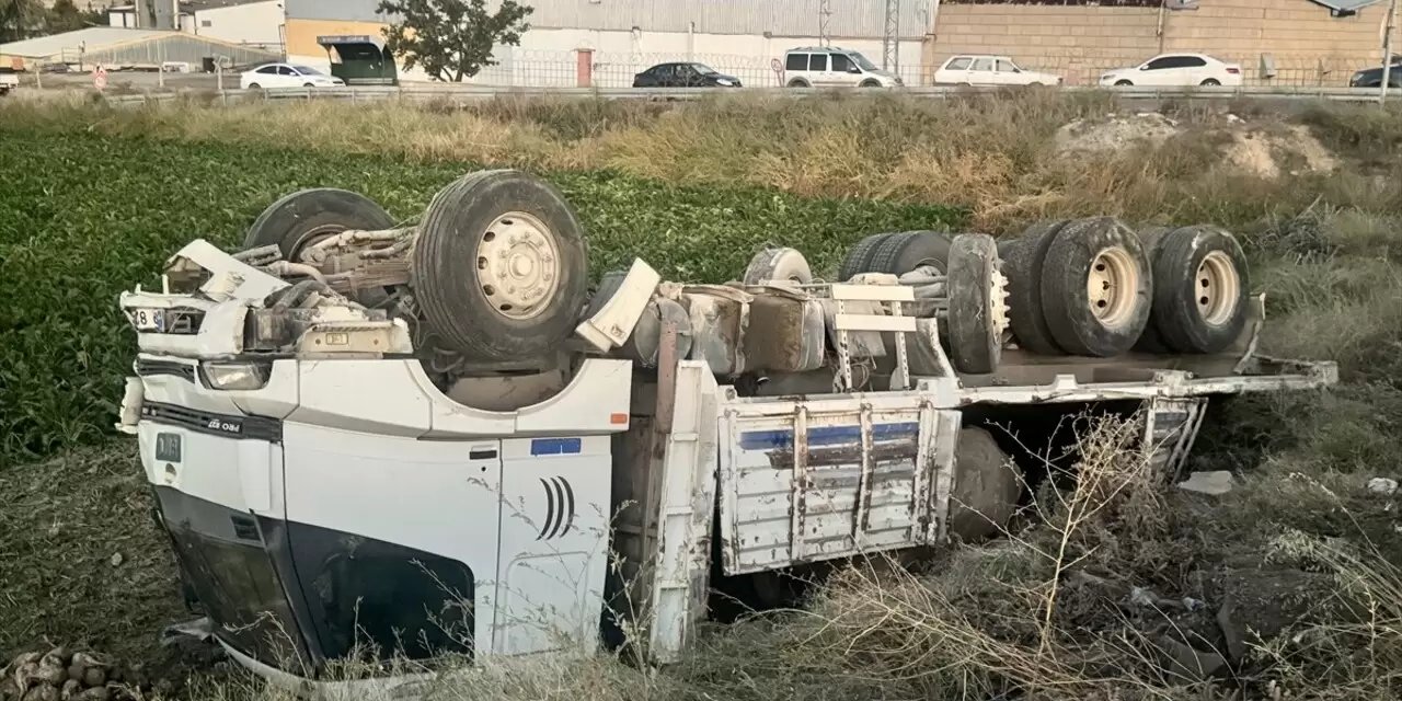 Kamyon ile ticari araç çarpıştı, 1 öğretmen öldü, 5 yaralı