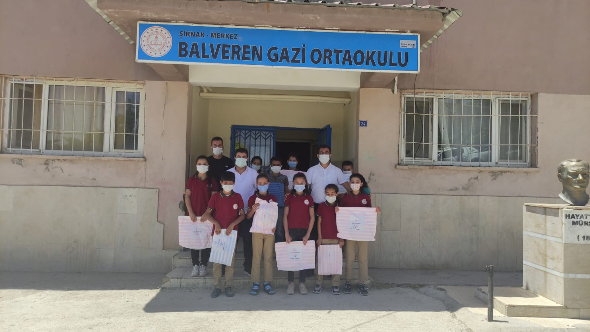Balveren Gazi Ortaokulu Öğrencilerine Giyim ve Kırtasiye Hediyesi