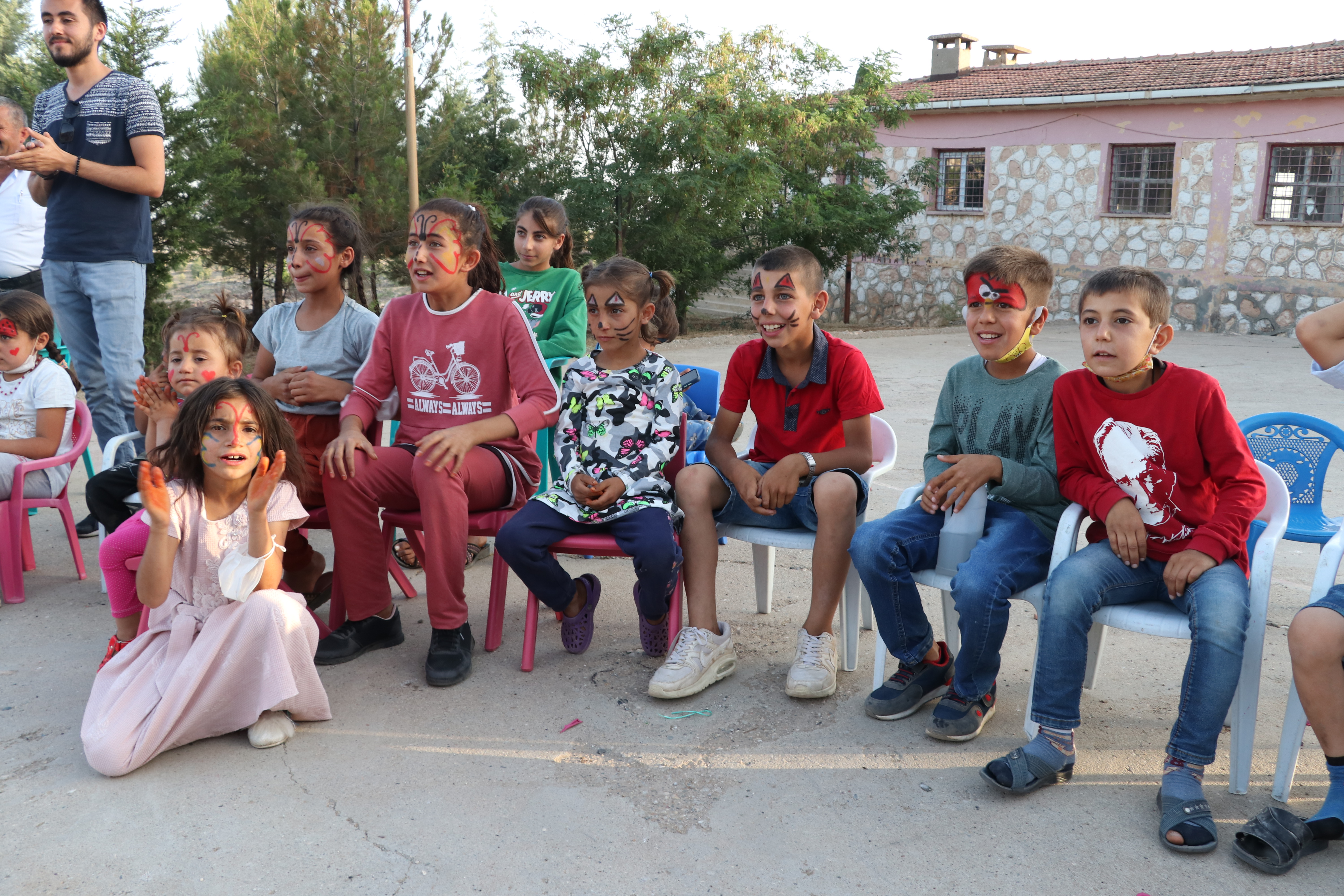 Gönüllü öğretmenler köylerde düzenledikleri etkinliklerle çocukların yüzünü güldürüyor