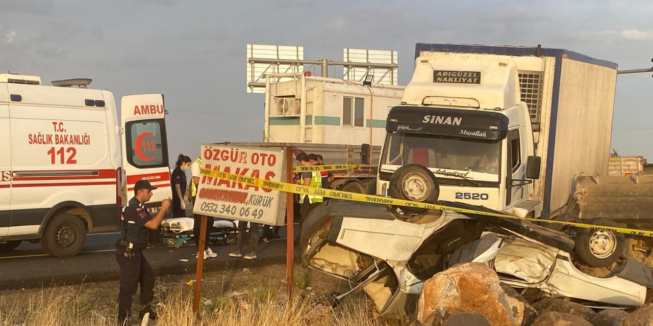 Diyarbakır'da kamyonun çarptığı otomobilde kadın öldü, 2 yaralı